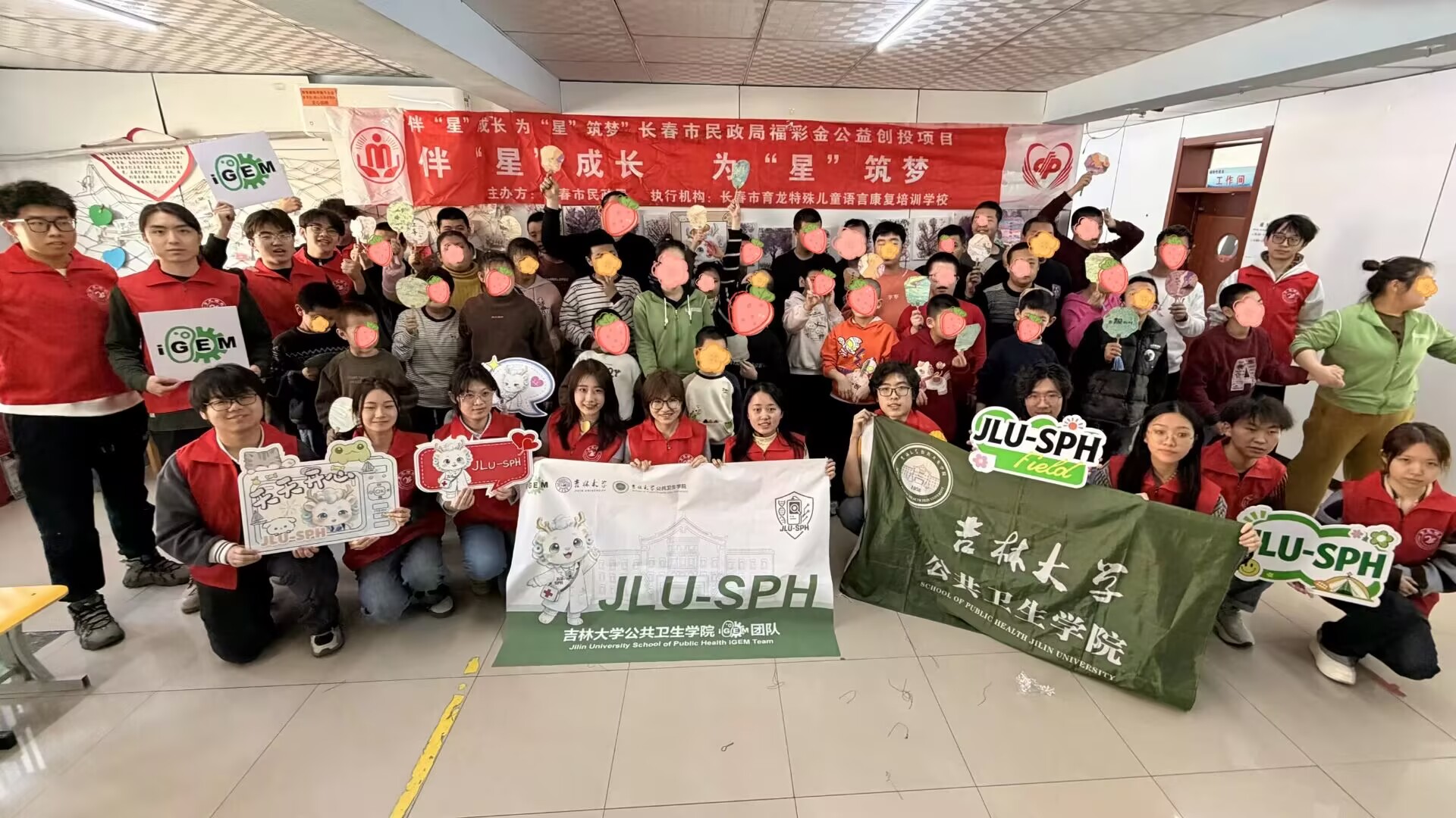 Participants and volunteers gathered after the fan activity