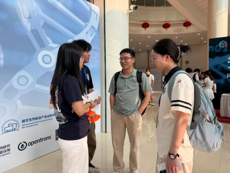 Exchange with the ZJUT-China team.