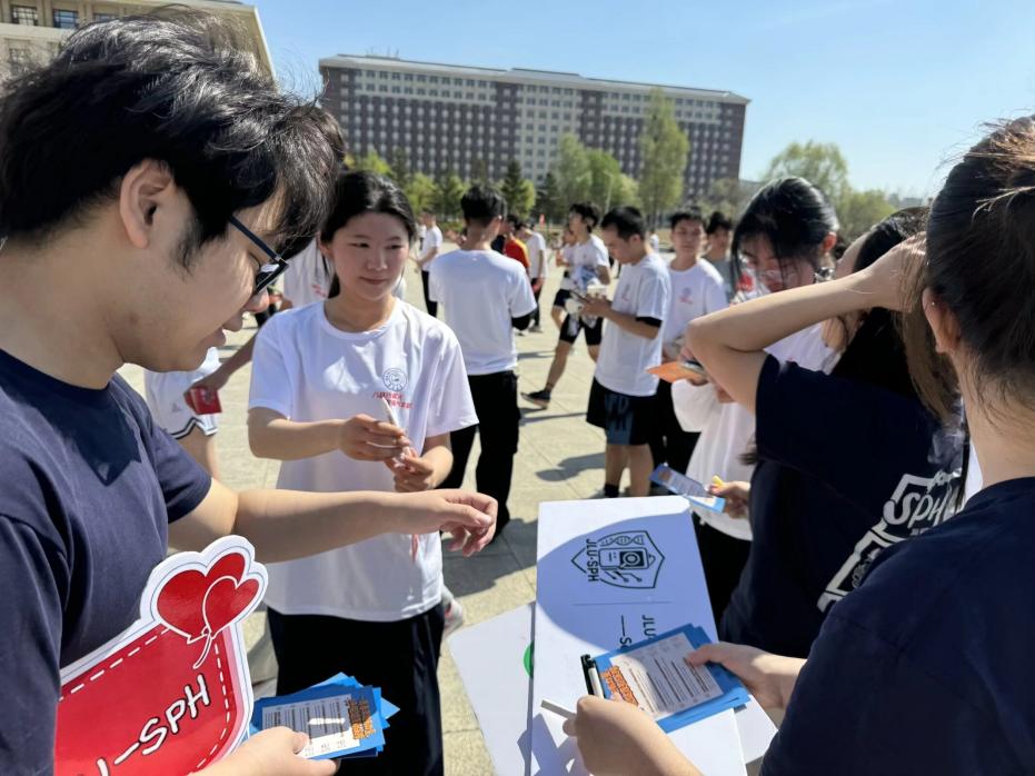 JLU-SPH team members speaking with students during public outreach